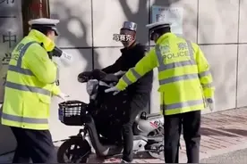 忻州：交警在查电瓶车不戴头盔行为时，一驾驶员头戴快餐杯应付图片