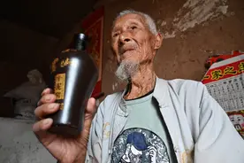 102岁老寿星，一辈子不吃猪肉，平时不吃反季蔬菜，至今上街遛弯图片