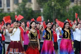 2003年，流浪200年的达曼人加入中国国籍，如今家家悬挂五星红旗图片