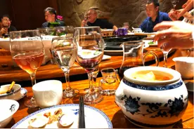 大街上“高价收名酒”，原来里面暗藏3种套路，行家：别上当图片