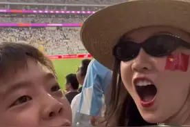 羡慕！霍思燕带儿子嗯哼看梅西比赛，母子同框表情同步似复制粘贴图片