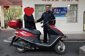 【警民情深】暖心！他专门写诗“表白”人民警察，原因是……图片