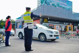 高速公路上，他们让我把车停到对面服务区！图片