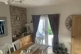 英国小哥在家发现巨型蜘蛛，吓得魂飞魄散：我以后住二楼不下来了图片