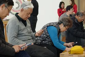 春节观察：爸妈沉迷玩手机，要管吗？图片