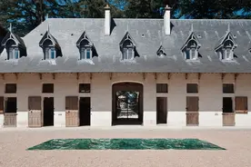 法国设计师用大理石封存出清风拂过湖面的瞬间，简直是绝美的浪漫图片