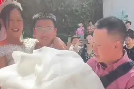 38岁新娘回应14岁儿子抱自己出嫁：当时感动得泪流满面，不在乎别人怎么评论图片