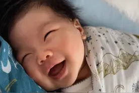 郑恺前任程晓玥官宣产女，晒宝宝正脸，Ellary秀发浓密笑容好治愈图片