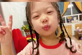 万人说新疆 | “3岁”萌娃在家做巧克力蛋糕 好玩又好吃！图片