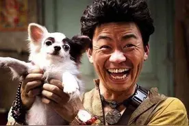 王宝强因故废弃老家别墅，大门被人涂绿又无耻刻字：门比你头还绿图片