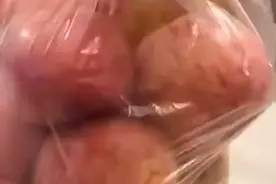 男子看小贩辛苦20元买下6斤苹果，结果只有3个好的，当事人：不打开袋子看不出来，没想到几乎全坏了图片