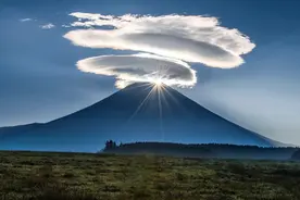 富士山上空出现“飞碟云”，目前部分山体已开裂，会提前喷发吗？图片