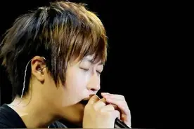 五月天再惹众怒！演唱会邀请华晨宇，粉丝纷纷退票，现场一度失控图片