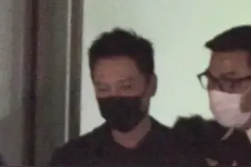 44岁冯绍峰深夜醉酒，紧拉导演手不放还拥抱，疑向其求资源显卑微图片