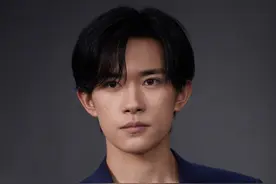 易烊千玺批量投诉网友，否认后援会获取内部图，指责网友恶意造谣图片