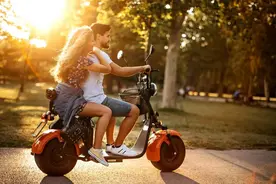 “小电驴”卖上万，雅迪、爱玛决战高端图片