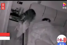 女子睡觉总感觉半夜有人站在床边，第二天查看监控被吓得魂飞魄散图片