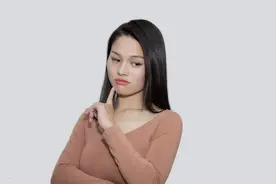 女孩总是习惯性夹腿，这是怎么回事？私处会明显变化？听医生分析图片