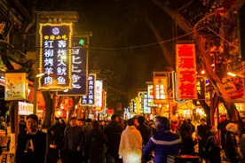 陕西面馆老板娘走红，每天用3个小时化妆，有人不远千里只为见她图片