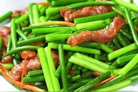 蒜苔炒肉这样做才好吃，步骤简单，味道鲜美，肉嫩爽滑，太下饭了图片