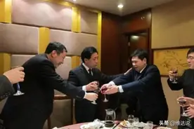 喝酒是门学问，应酬更有讲究，你要知道的3大酒桌礼仪,赴宴要注意图片