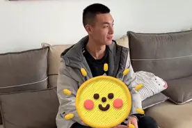 女生带相恋5年男友回家见家长，男友来到家里坐立不安：有点上头图片