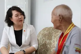 “七一”前夕 周婷走访慰问建国前老党员图片