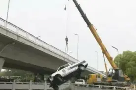 城管落水，众人围观却无人相助的背后：究竟应该谴责还是反思？图片