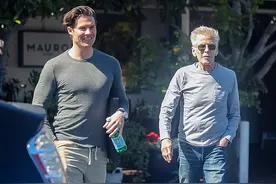 79岁CK创始人的情史，曾有两任漂亮前妻，今和34岁男模约会已六年图片