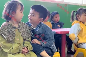 安徽一幼儿园男生和女生很“亲密”，女老师笑称：他们才两天未见图片
