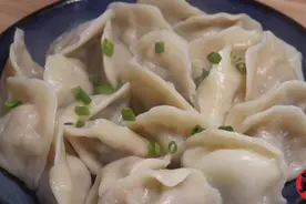 煮冻饺子，冷水下锅还是开水下锅？都不对，大厨教你正确的做法图片