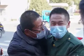 2021年俩陌生男子坐火车，乘务员检票认错人，意外发现是亲兄弟图片