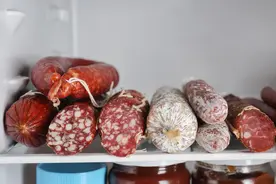 吃腊肠时，先蒸后切还是先切后蒸？口感差别大，难怪腊肠一切就碎图片