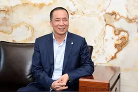 低调的汕头富豪周奕丰：22岁创业，44岁公司上市，如今身家130亿图片