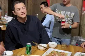 李亚鹏现身农村吃席，喝4元啤酒无架子，被白发长辈敬酒手足无措图片