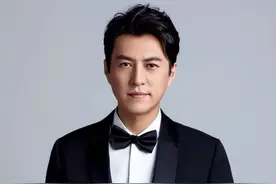 “老干部”靳东情路坎坷，和江珊同居5年，转身闪婚二婚李佳图片