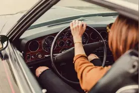 汽车停放时间长了，隔几天就需要启动一下？老司机会怎么做图片