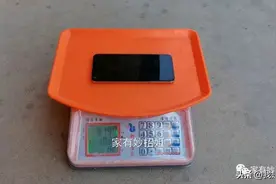 教你一招，把手机放在电子秤上，商家有没有缺斤少两？图片