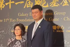 姚基金慈善晚宴：姚明老婆风韵犹存，范志毅夫妇甜蜜，易建联紧张图片