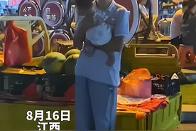 我没有别的选择！江西一22岁男子带娃摆地摊，老婆已经离家出走图片