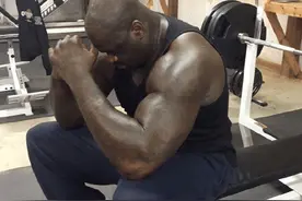 众所周知NBA球星身体素质炸裂，但跟橄榄球运动员比 真是弟弟图片