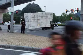 一辆三轮车能装多少东西？你永远都想不到！图片