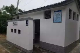 2010年，凶手在公厕里连害两人图片