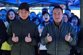 刘德华时隔多年再与单立文合作，合影两人站c位，华仔帽子被调侃图片