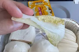 网络博主澄清“飞机餐发4个馒头1片白菜”图片