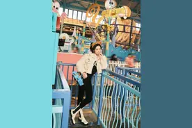 毛晓彤打卡环球影城，私服穿搭保暖又接地气，娃娃脸真是减龄图片