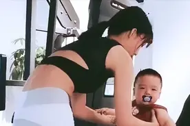 “健身达人辣妈”带娃运动火了，网友：娃好可爱，好想抱抱他妈妈图片