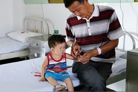 袖珍人吴康：他的外表看似小孩，实际33岁，如今靠拼图发家致富图片