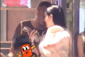 歌手杨坤又交“新欢”？网友偶遇两人约饭，车前贴脸亲密交谈图片