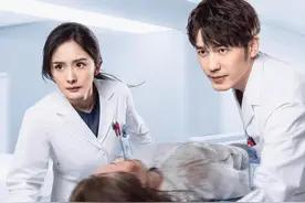 白宇发文自嘲自己是“老大叔”，全屋的洞洞鞋成最大亮点图片